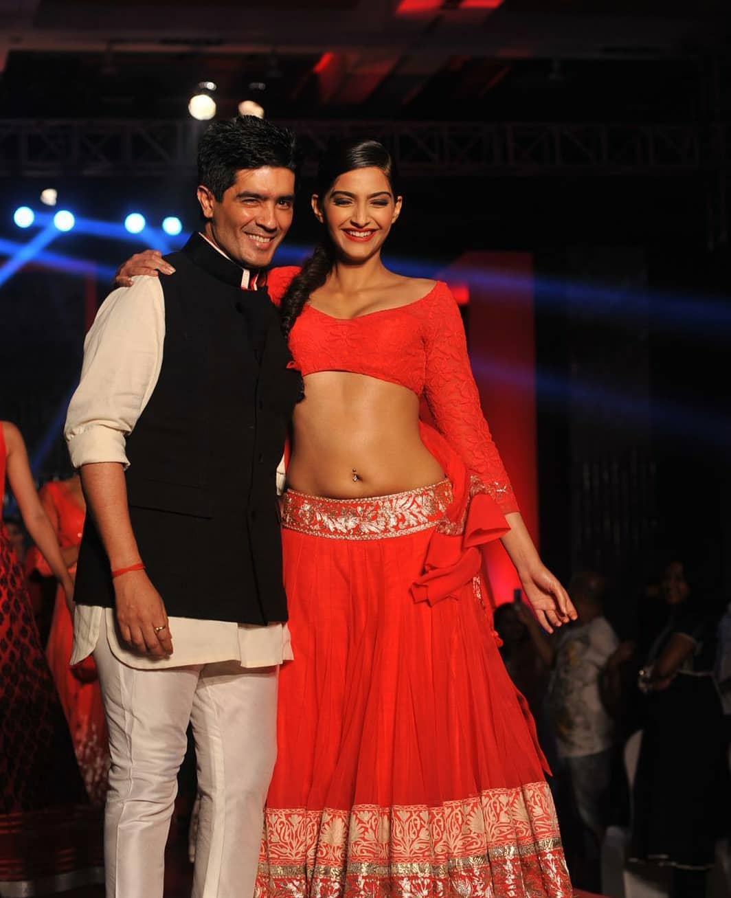 Sonam Kapoor Super Sexy Cleavage And Navel Show In Red Manish Malhotra Dress