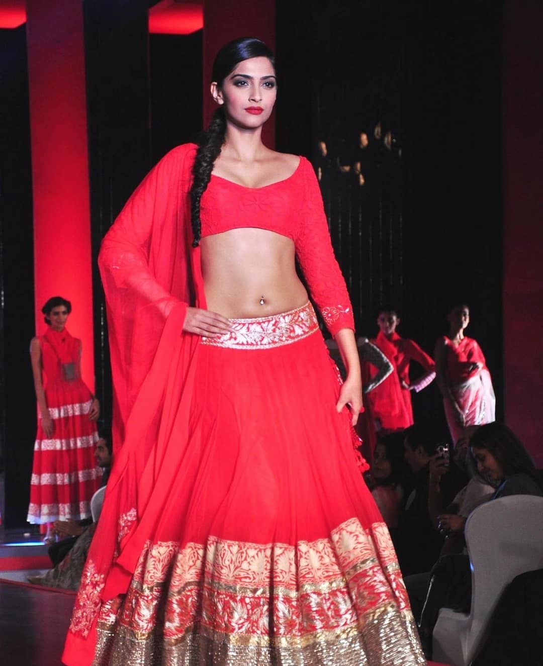 Sonam Kapoor Super Sexy Cleavage And Navel Show In Red Manish Malhotra Dress