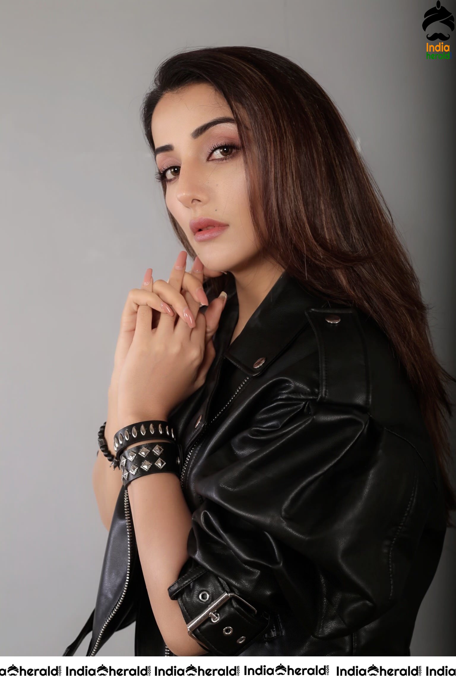 Sonia Mann Latest Hot Photos in Black Set 1