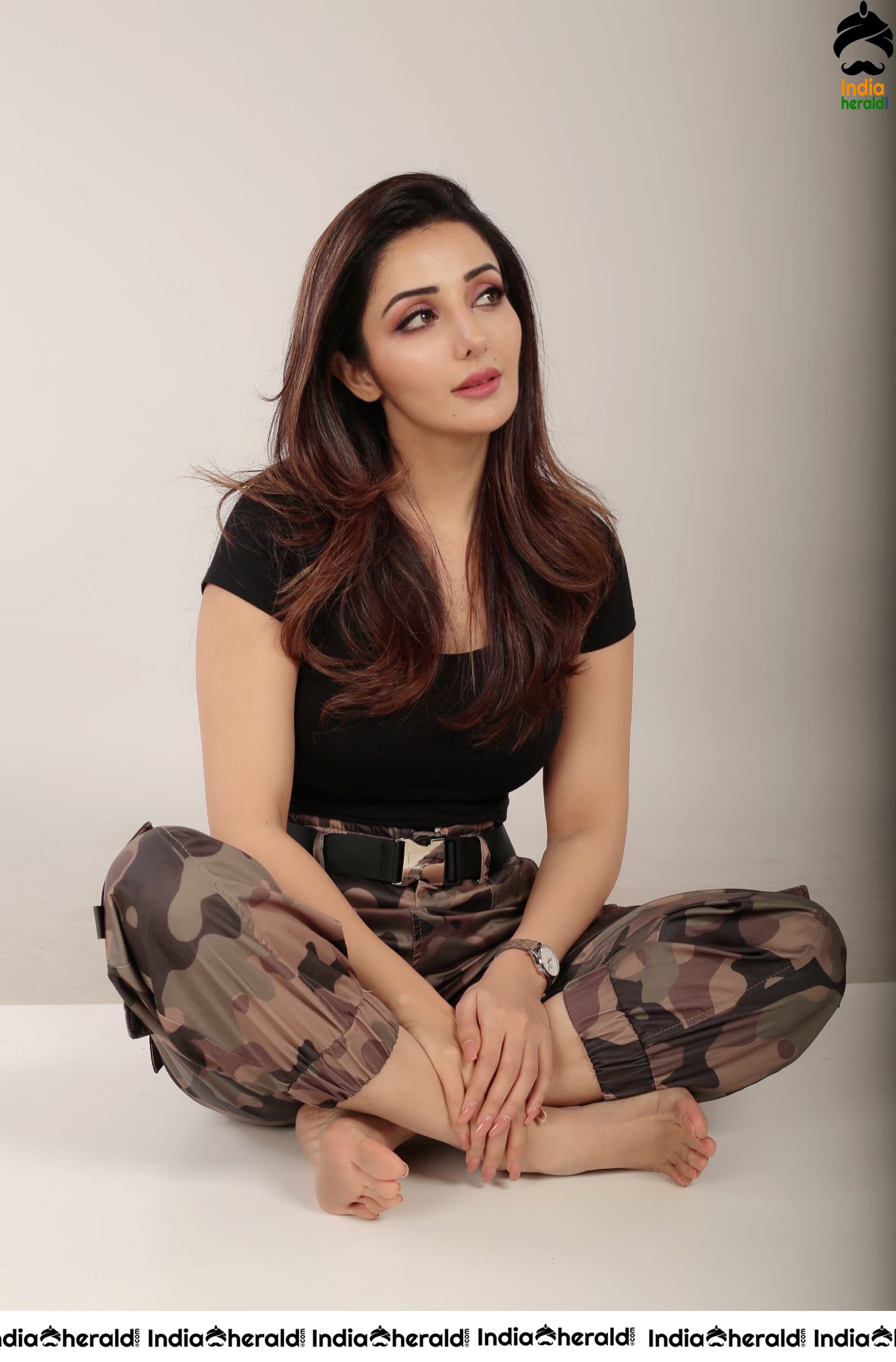 Sonia Mann Latest Hot Photos in Black Set 2