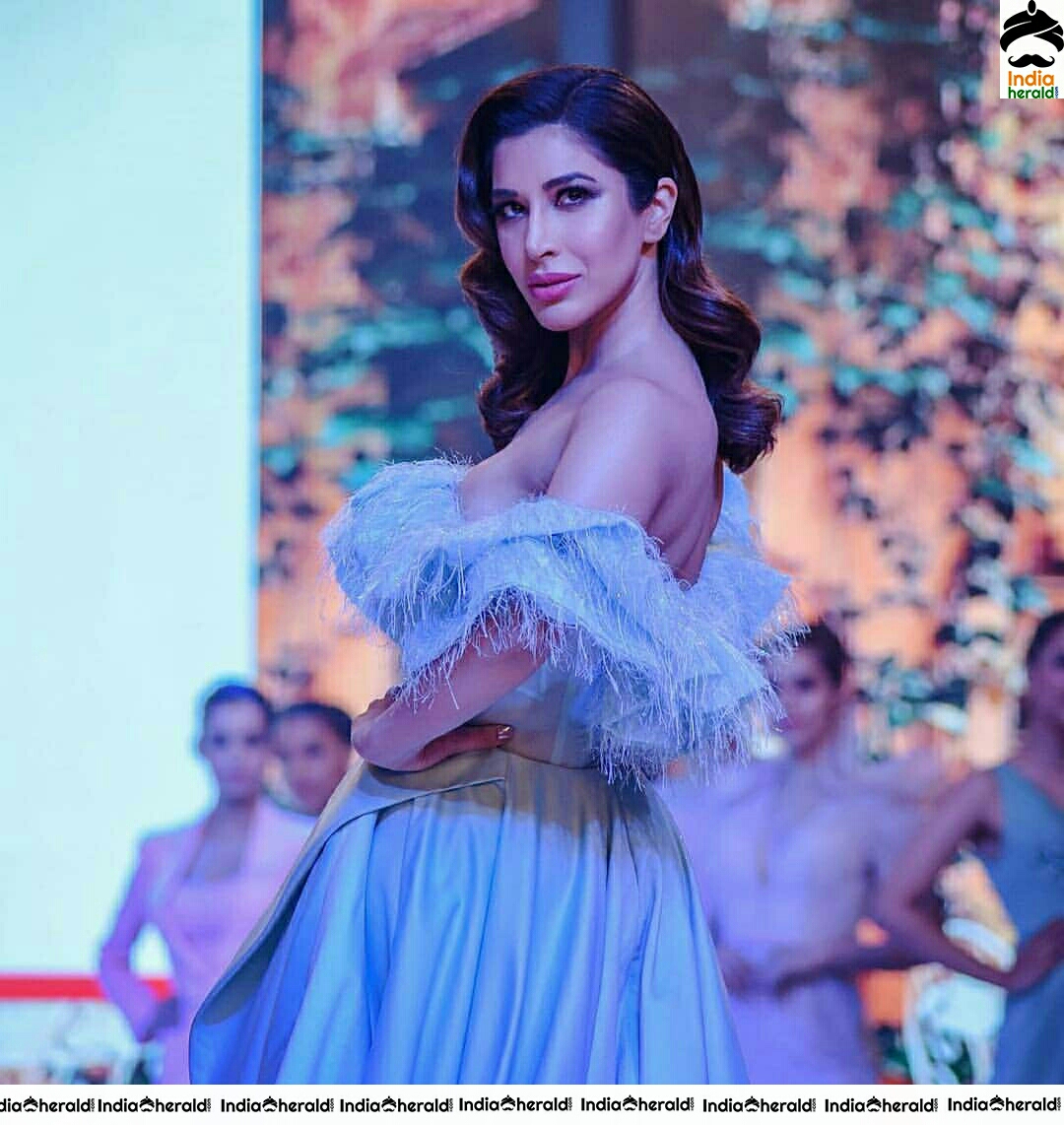 Sophie Choudry Super Sexy Hot Cleavage Show In Green Attire