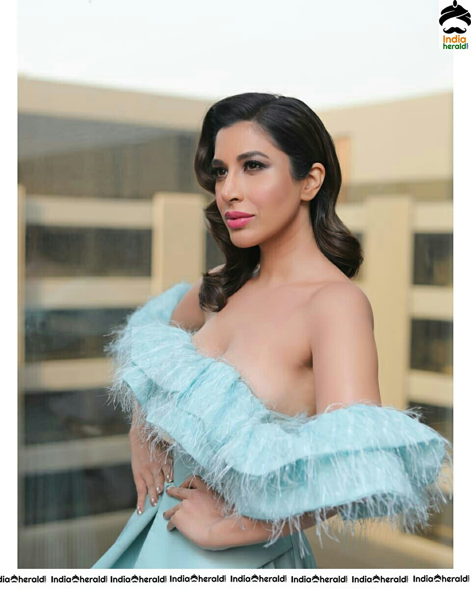 Sophie Choudry Super Sexy Hot Cleavage Show In Green Attire