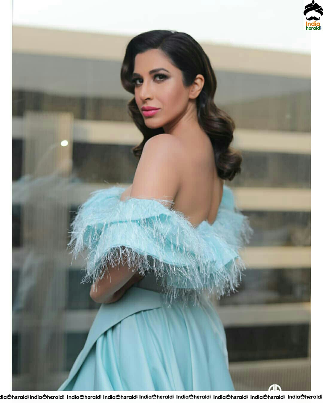 Sophie Choudry Super Sexy Hot Cleavage Show In Green Attire