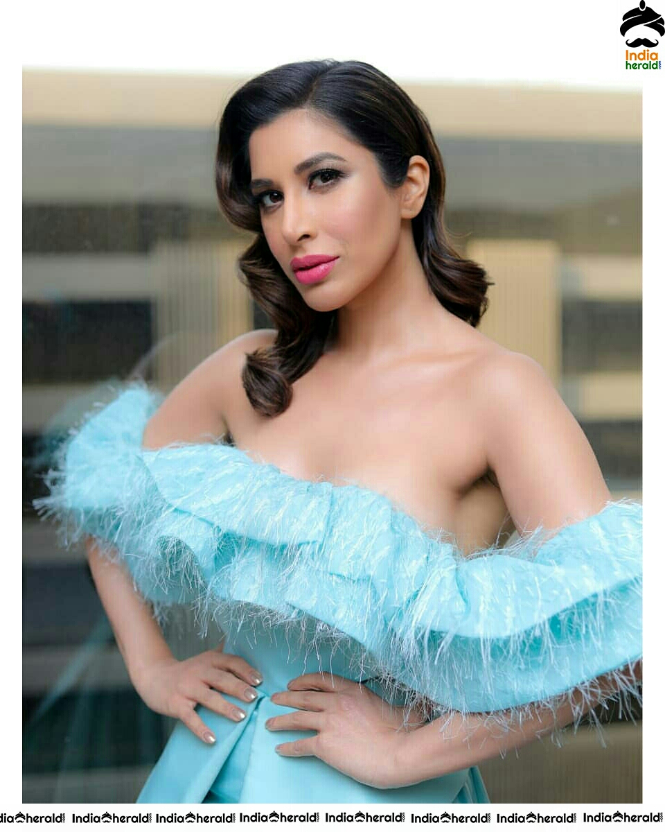 Sophie Choudry Super Sexy Hot Cleavage Show In Green Attire