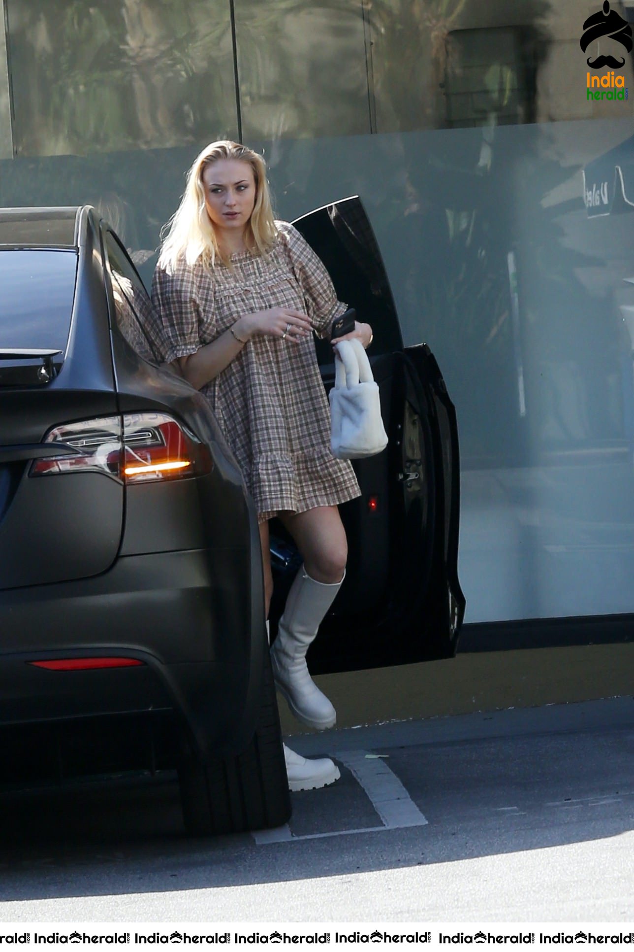 Sophie Turner caught by Paparazzi while out in Los Angeles