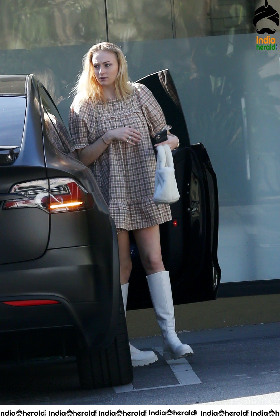 Sophie Turner caught by Paparazzi while out in Los Angeles