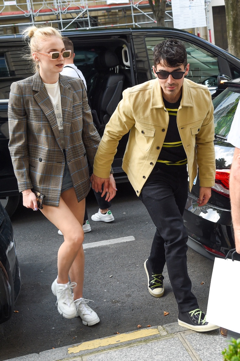 Sophie Turner Shopping In Paris With Boy Friend