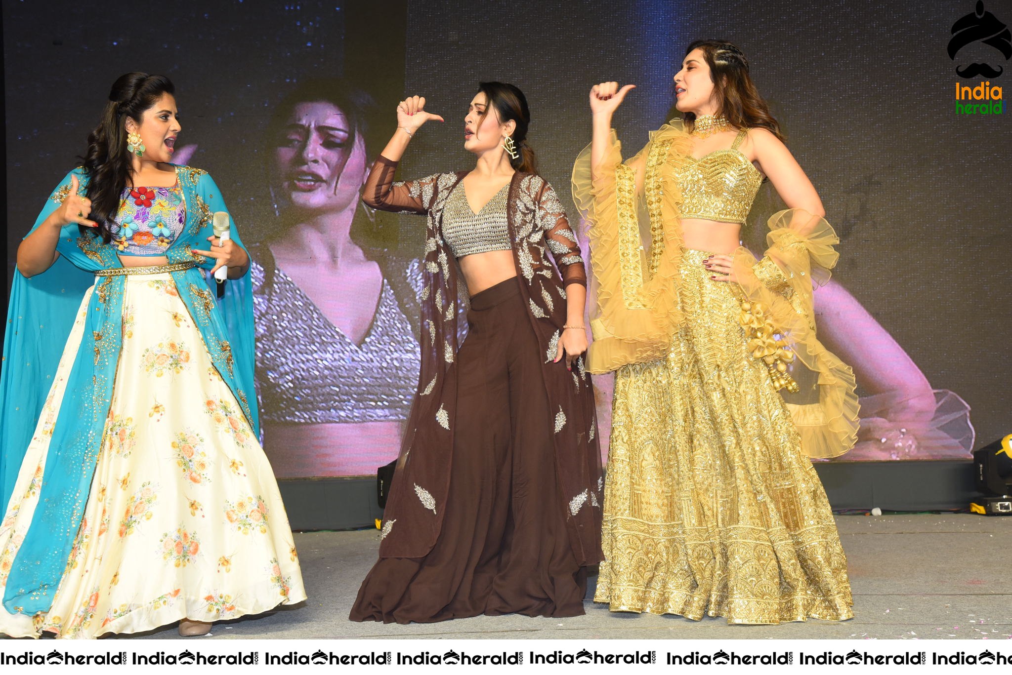 Sree Mukhi joins Payal and Raashi Khanna while dancing and setting stage on fire