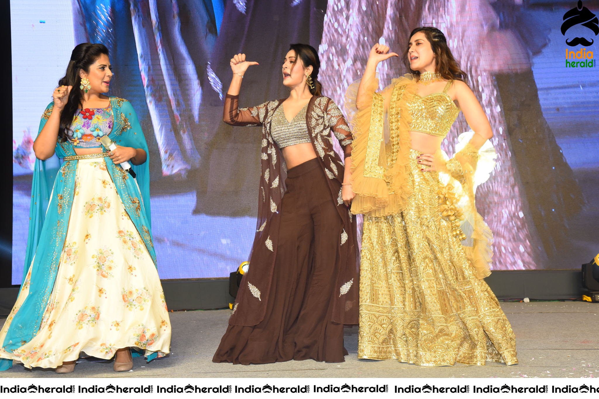 Sree Mukhi joins Payal and Raashi Khanna while dancing and setting stage on fire