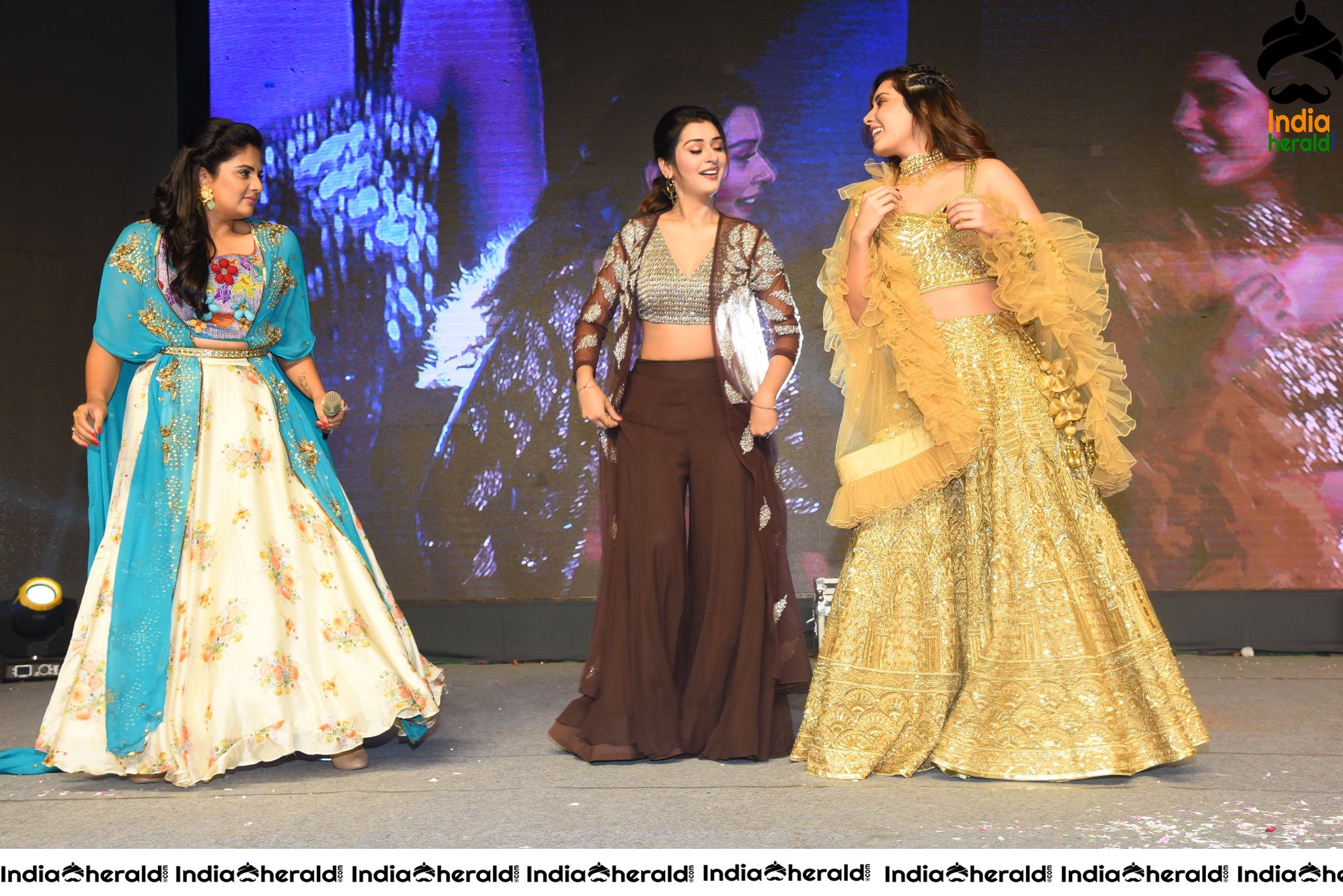 Sree Mukhi joins Payal and Raashi Khanna while dancing and setting stage on fire