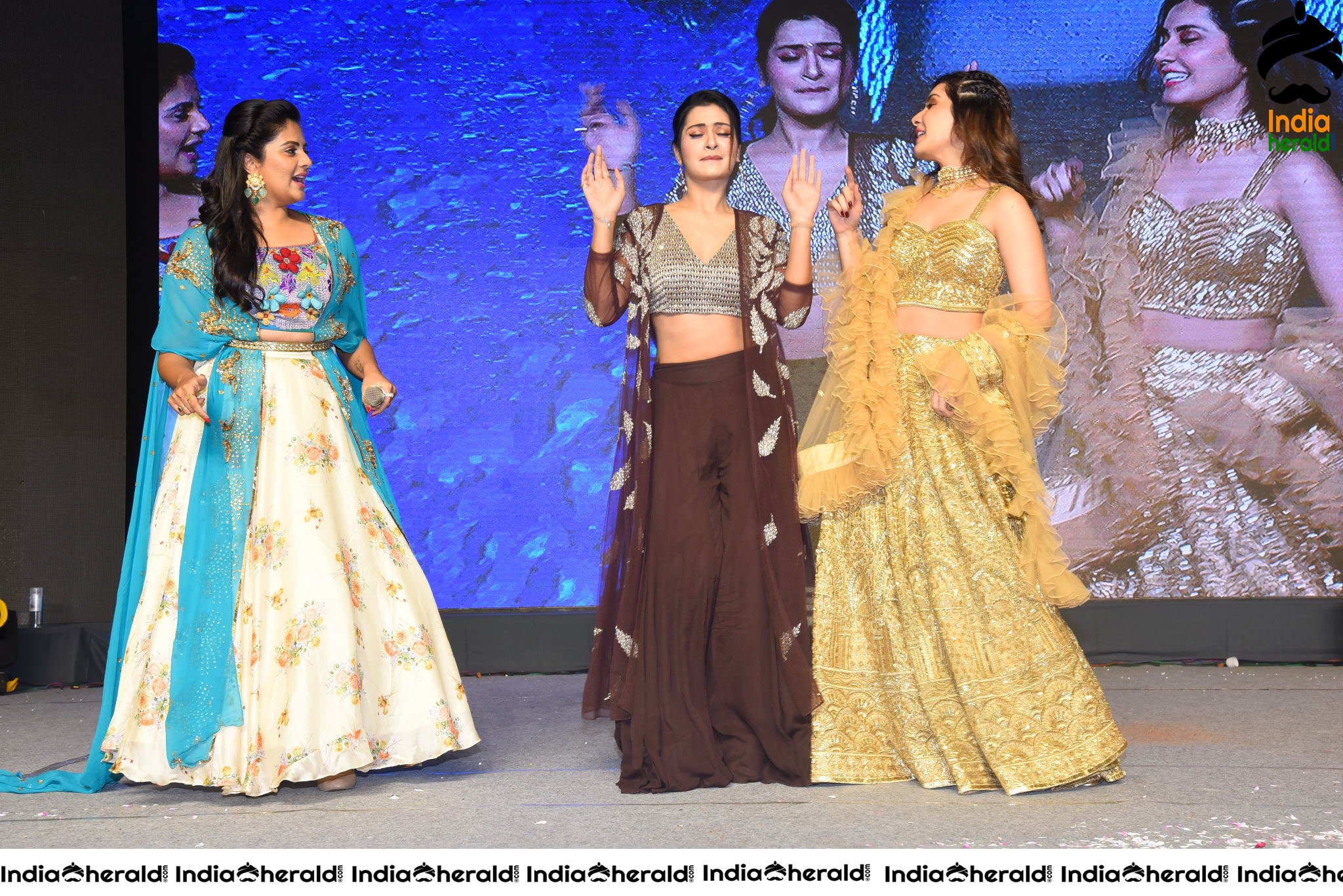 Sree Mukhi joins Payal and Raashi Khanna while dancing and setting stage on fire