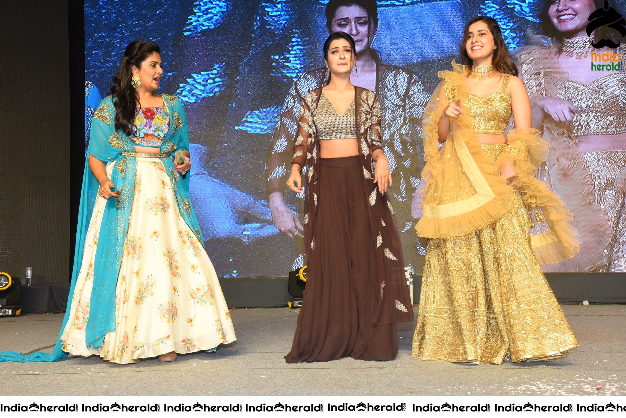 Sree Mukhi joins Payal and Raashi Khanna while dancing and setting stage on fire