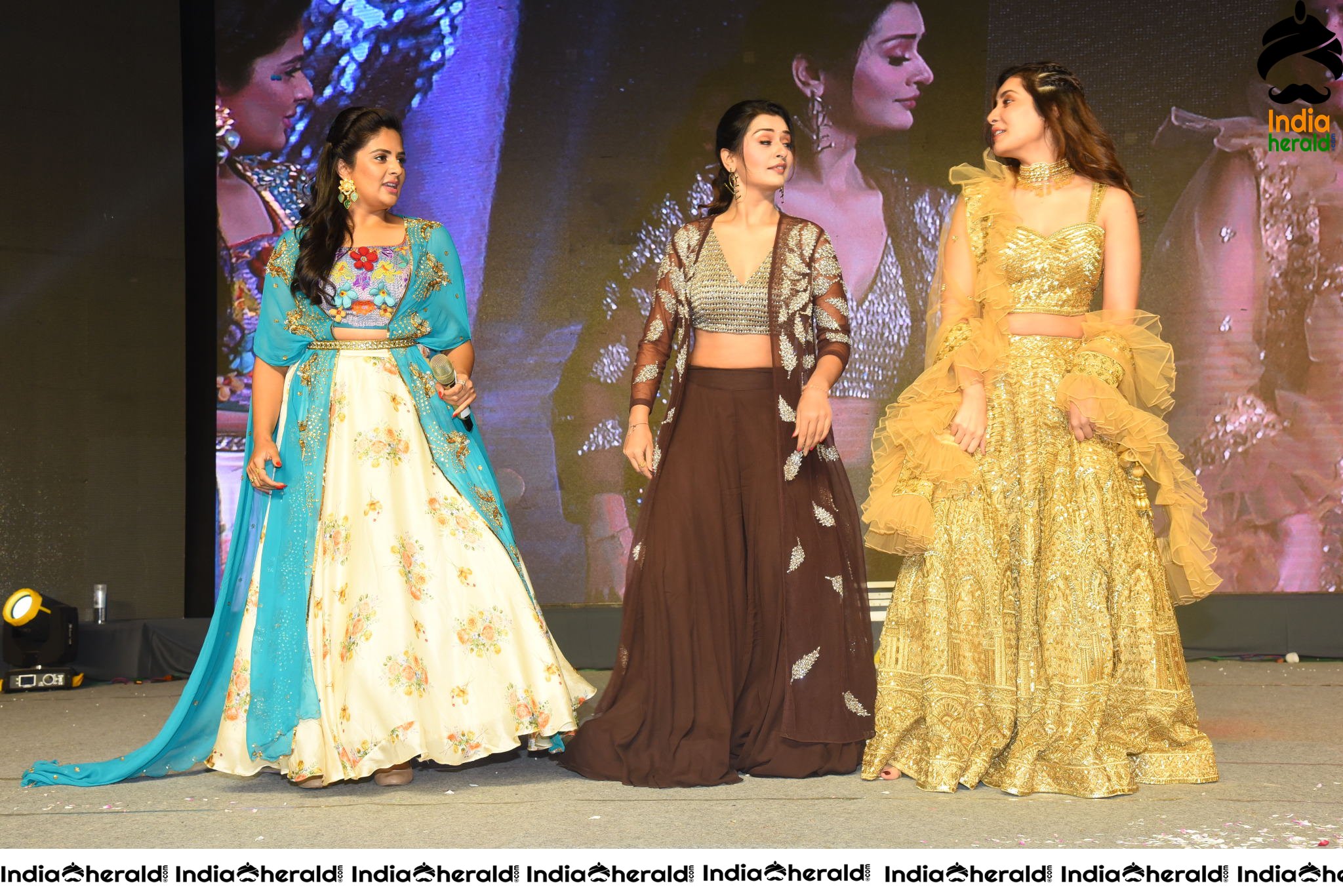 Sree Mukhi joins Payal and Raashi Khanna while dancing and setting stage on fire