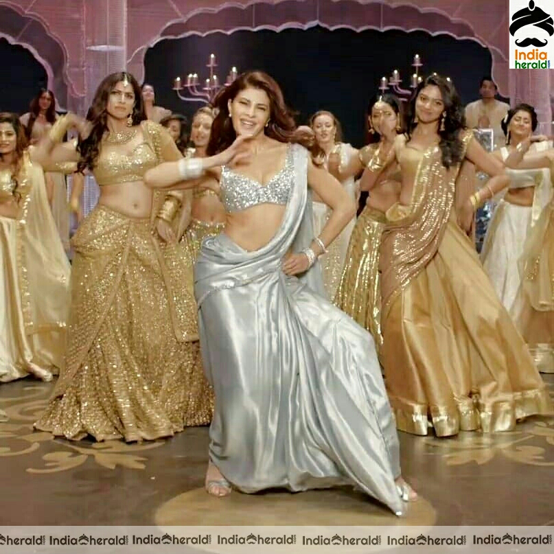 Srilankan Babe Jacqueline Fernandez flaunts her curves in saree