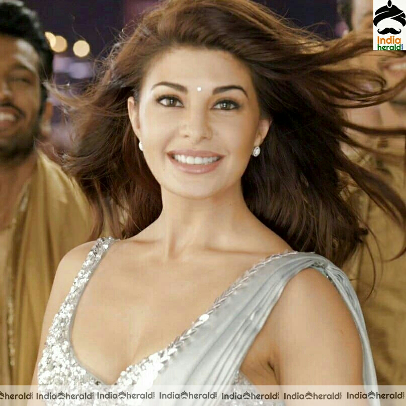 Srilankan Babe Jacqueline Fernandez flaunts her curves in saree