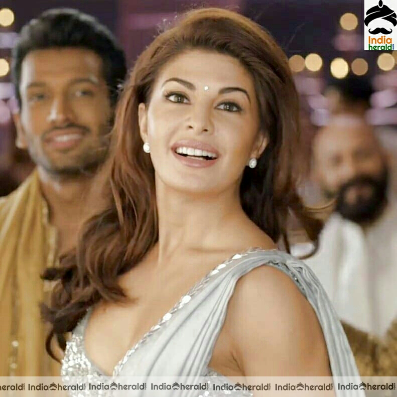 Srilankan Babe Jacqueline Fernandez flaunts her curves in saree