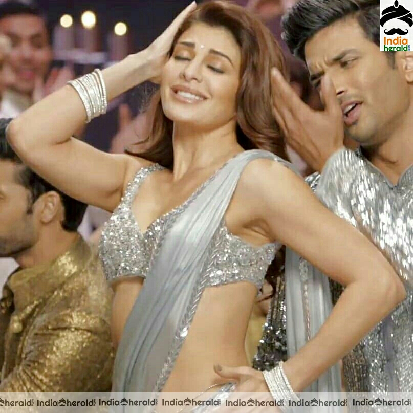 Srilankan Babe Jacqueline Fernandez flaunts her curves in saree