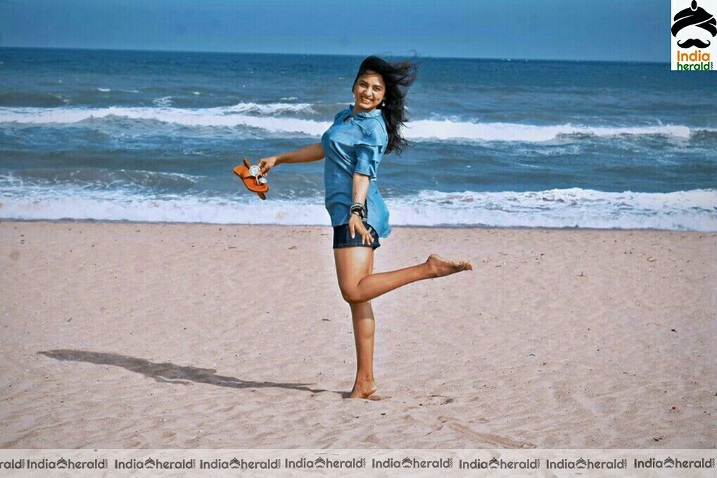 Srushti dange hot thigh show in beach photos