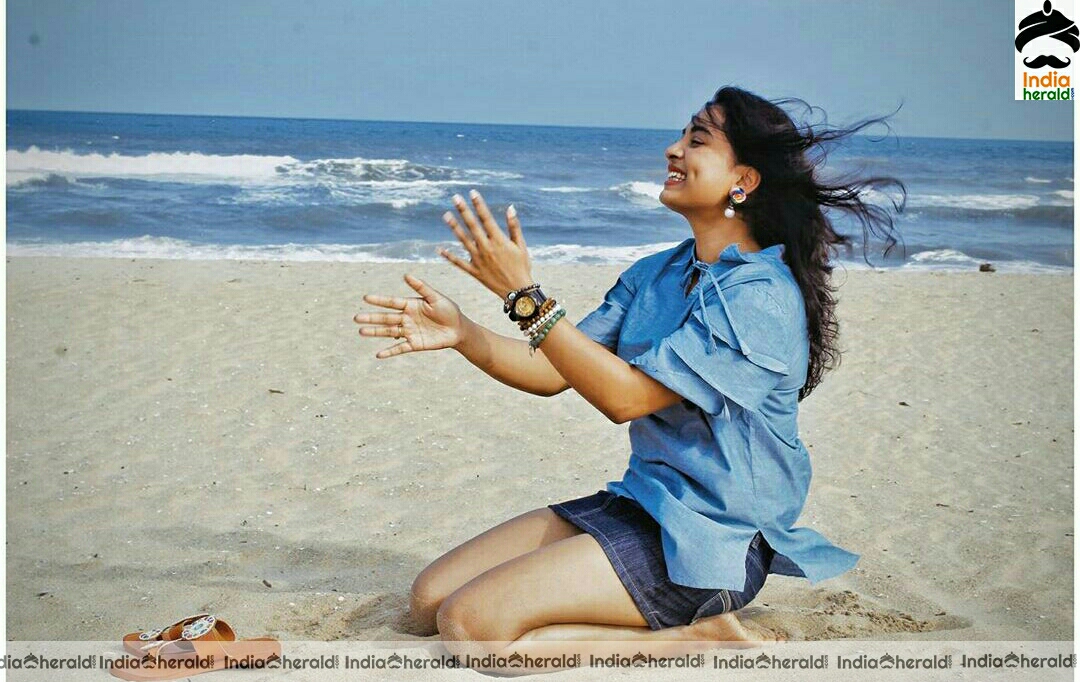 Srushti dange hot thigh show in beach photos