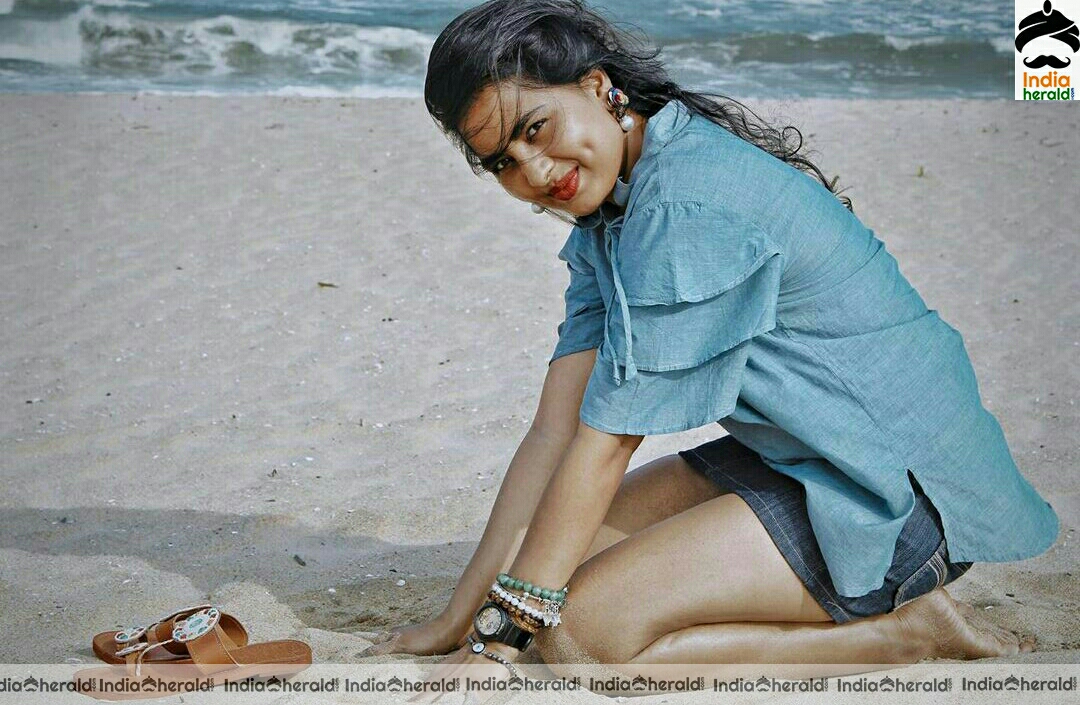 Srushti dange hot thigh show in beach photos