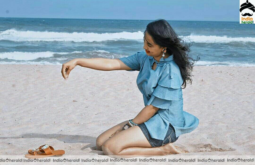 Srushti dange hot thigh show in beach photos