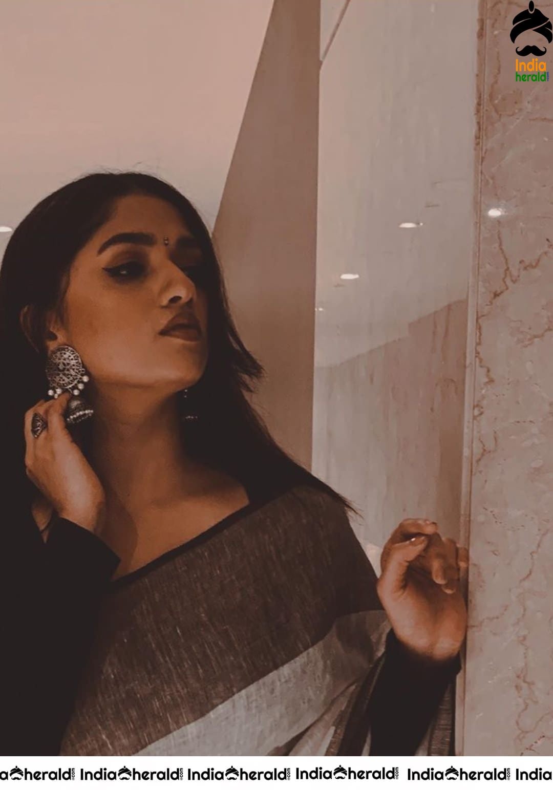 Sunainaa Looking Drop Dead Gorgeous in Saree