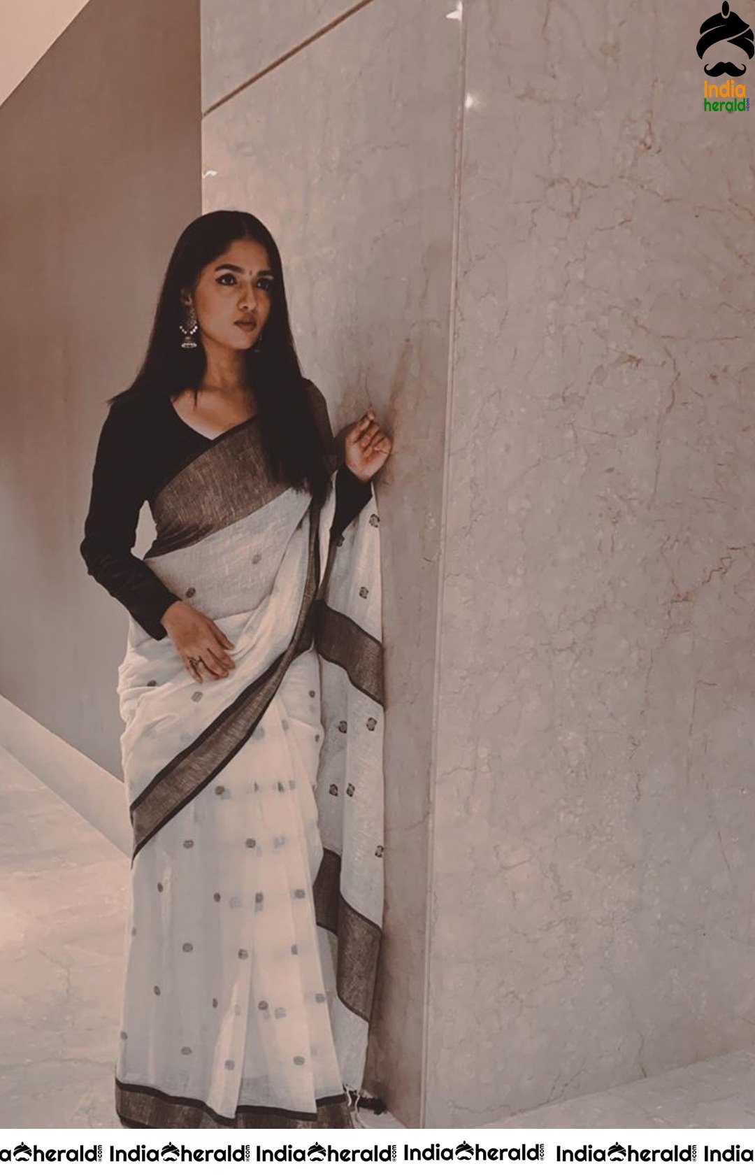 Sunainaa Looking Drop Dead Gorgeous in Saree