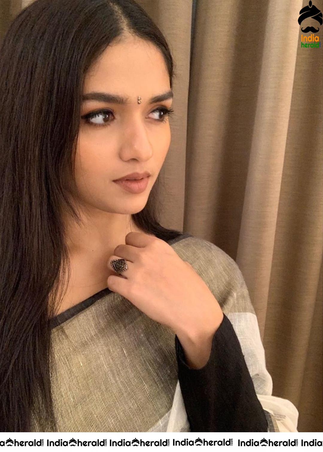 Sunainaa Looking Drop Dead Gorgeous in Saree