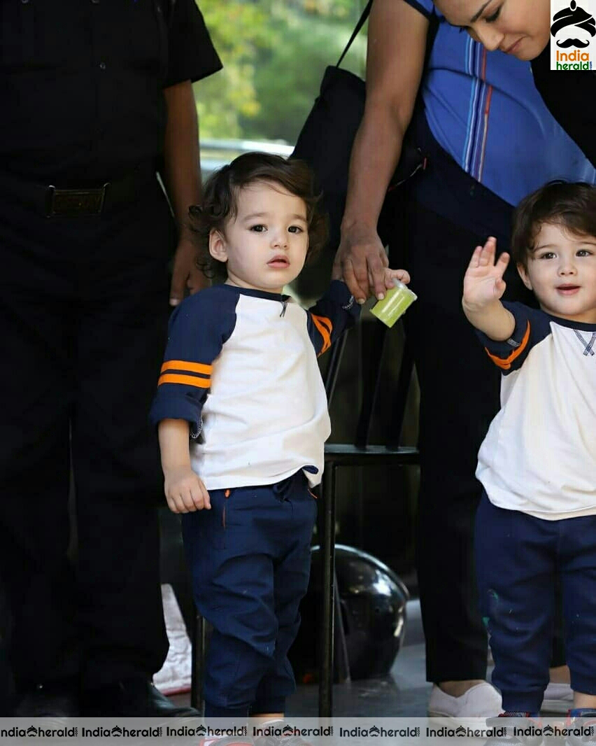 Sunny leone and Kids Spotted At Juhu