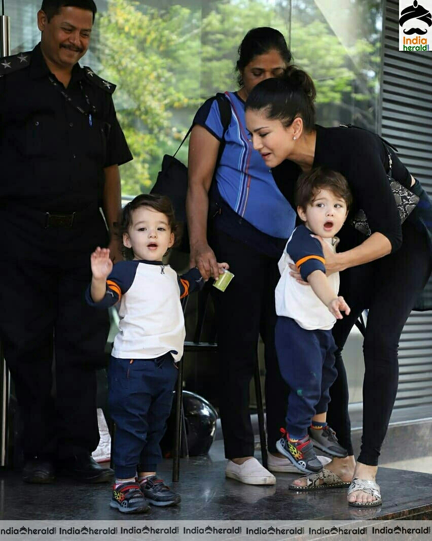 Sunny leone and Kids Spotted At Juhu