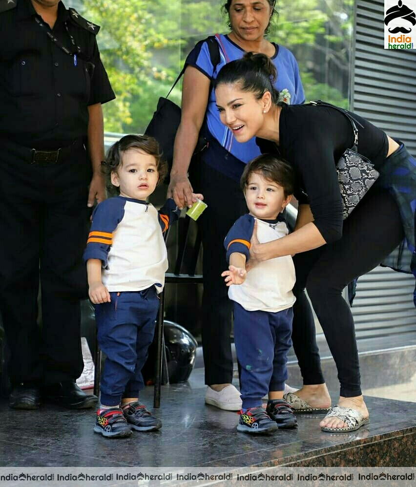 Sunny leone and Kids Spotted At Juhu