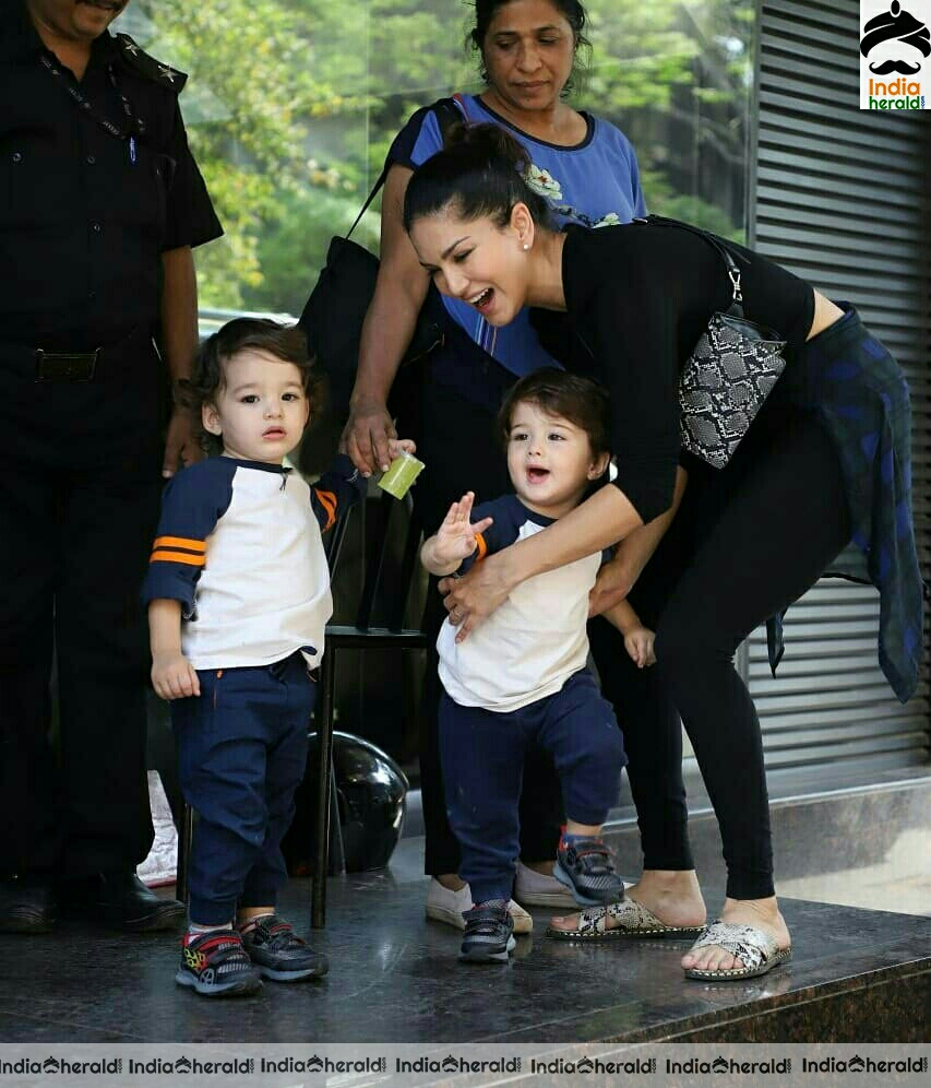 Sunny leone and Kids Spotted At Juhu