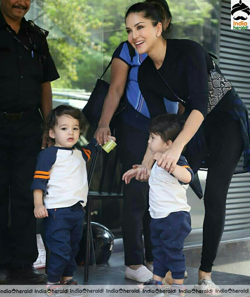 Sunny leone and Kids Spotted At Juhu