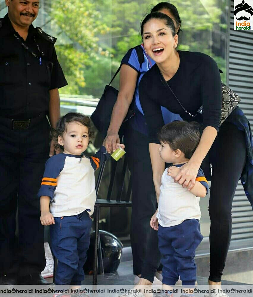 Sunny leone and Kids Spotted At Juhu