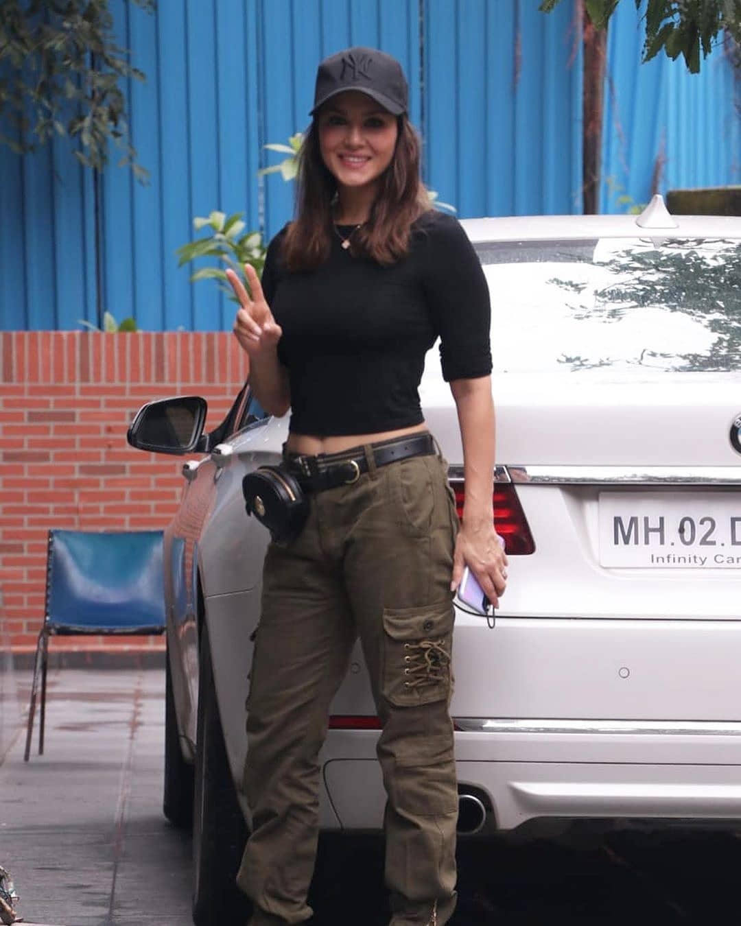 Sunny Leone Shows Waistline In A Sexy Crop Top