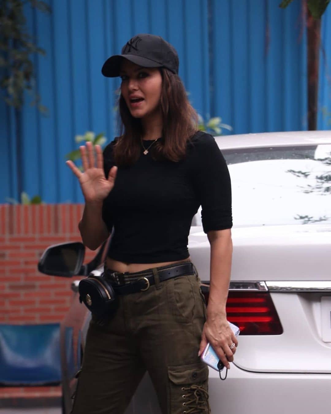 Sunny Leone Shows Waistline In A Sexy Crop Top