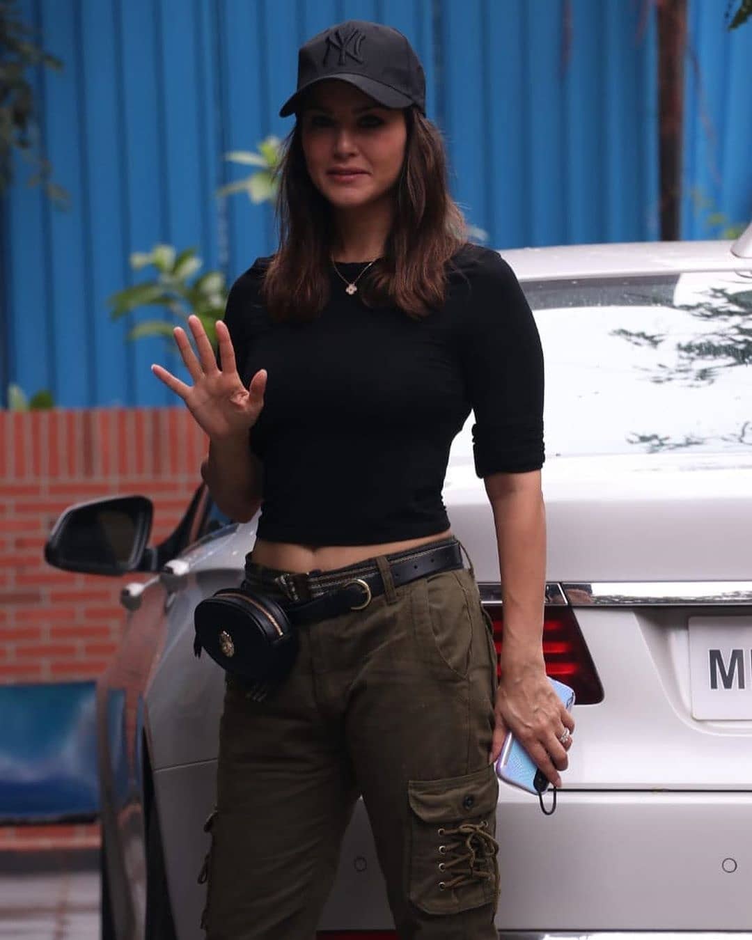 Sunny Leone Shows Waistline In A Sexy Crop Top