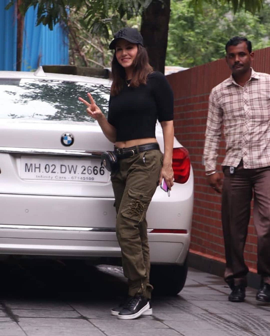 Sunny Leone Shows Waistline In A Sexy Crop Top
