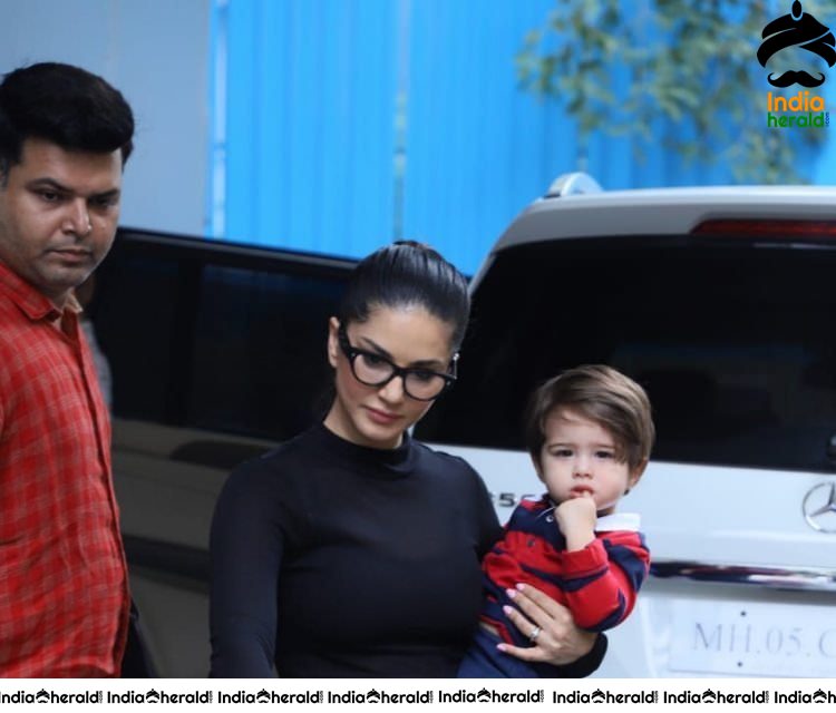 Sunny Leone Spotted With Her Kid At Mumbai