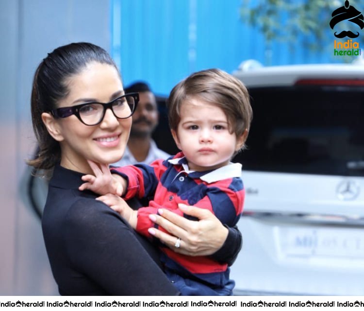 Sunny Leone Spotted With Her Kid At Mumbai