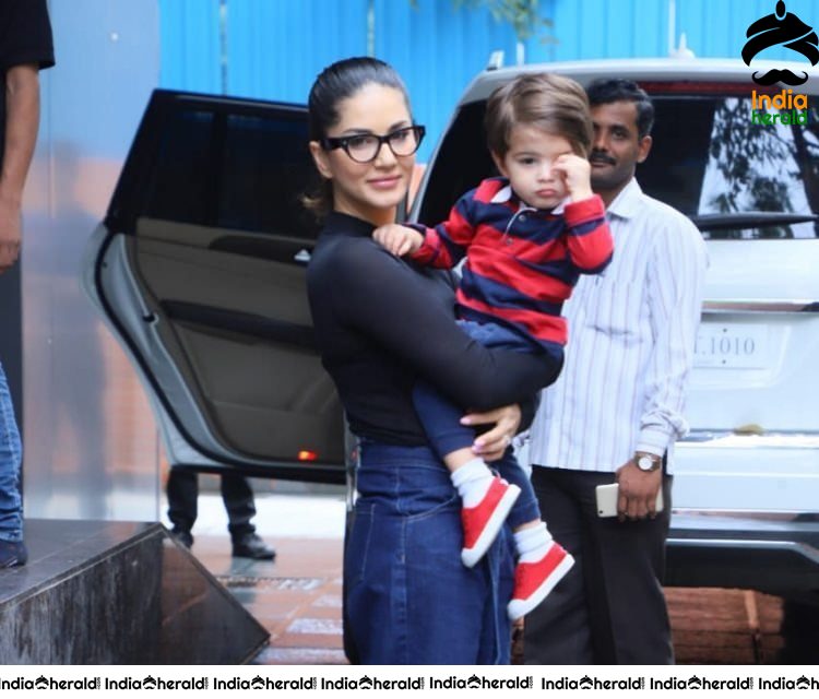 Sunny Leone Spotted With Her Kid At Mumbai