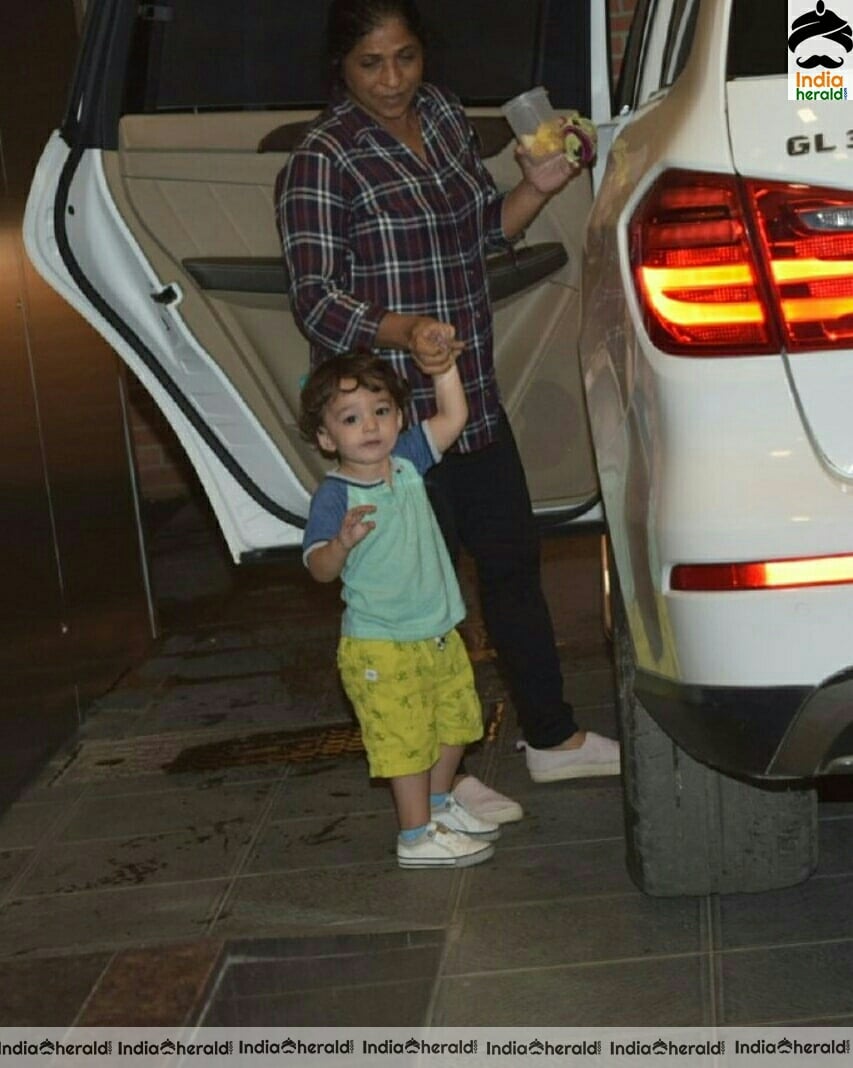 Sunny Leone With Her kids Spotted At Juhu