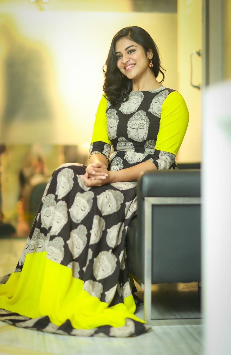 Super Beautiful Kollywood Beauty Indhuja Latest Pictures