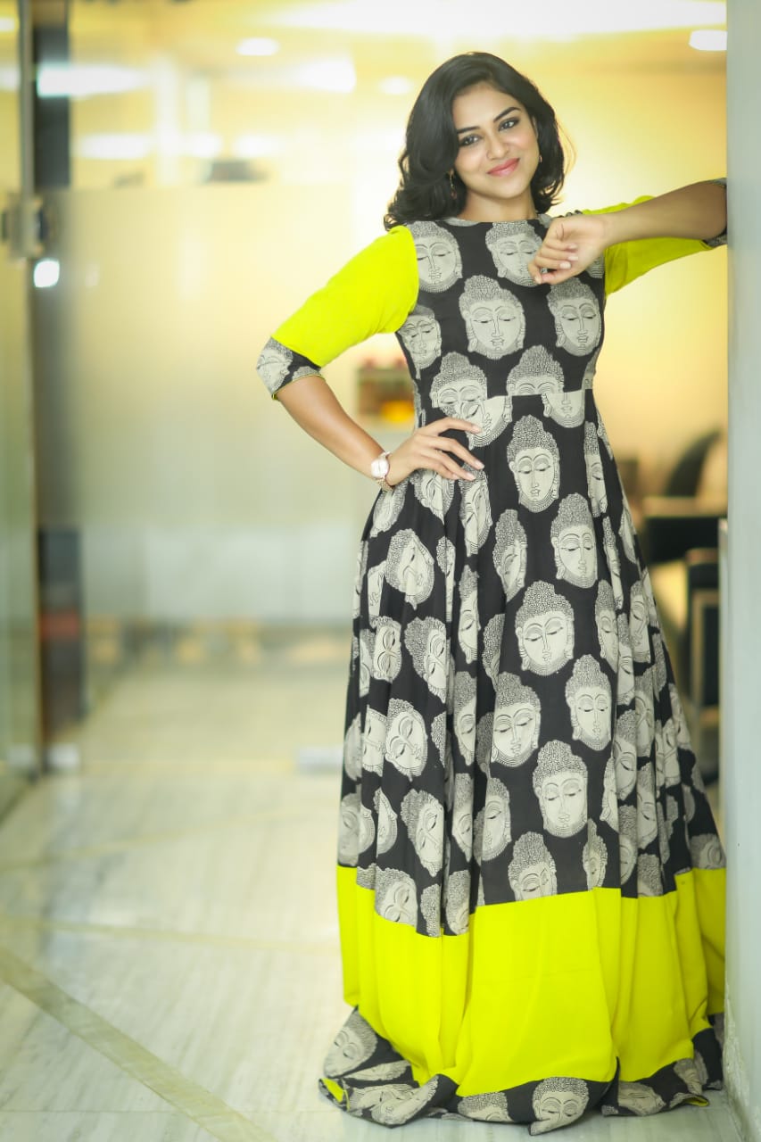 Super Beautiful Kollywood Beauty Indhuja Latest Pictures