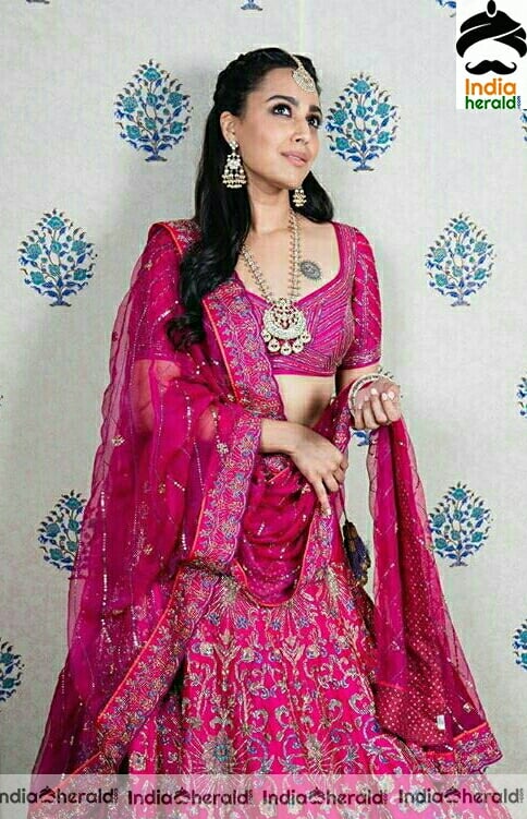 Swara Bhasker Hot Glam Stills From A Friends Wedding