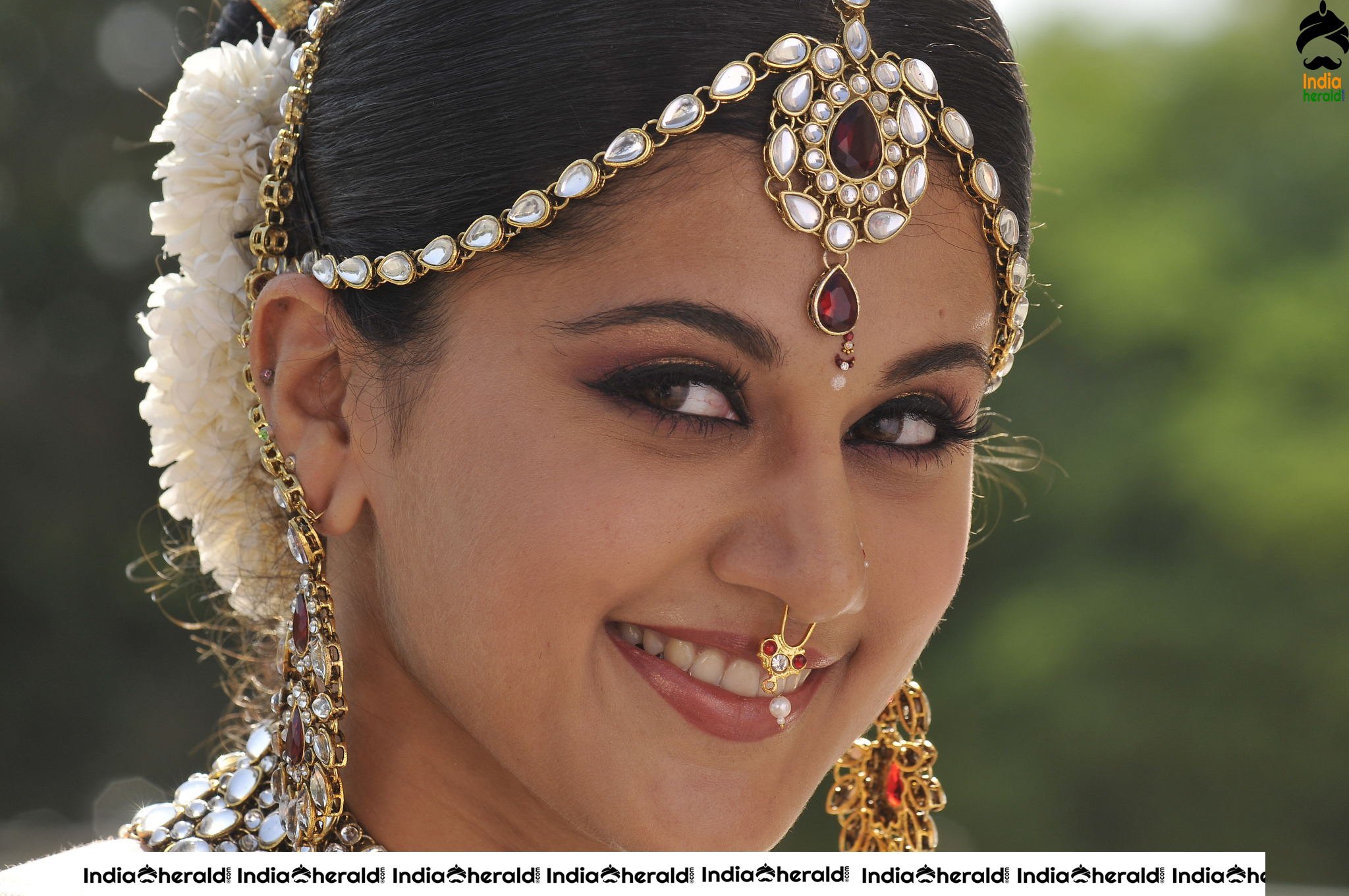 Taapsee Hot Photos exposing her White Belly and Navel Set 1