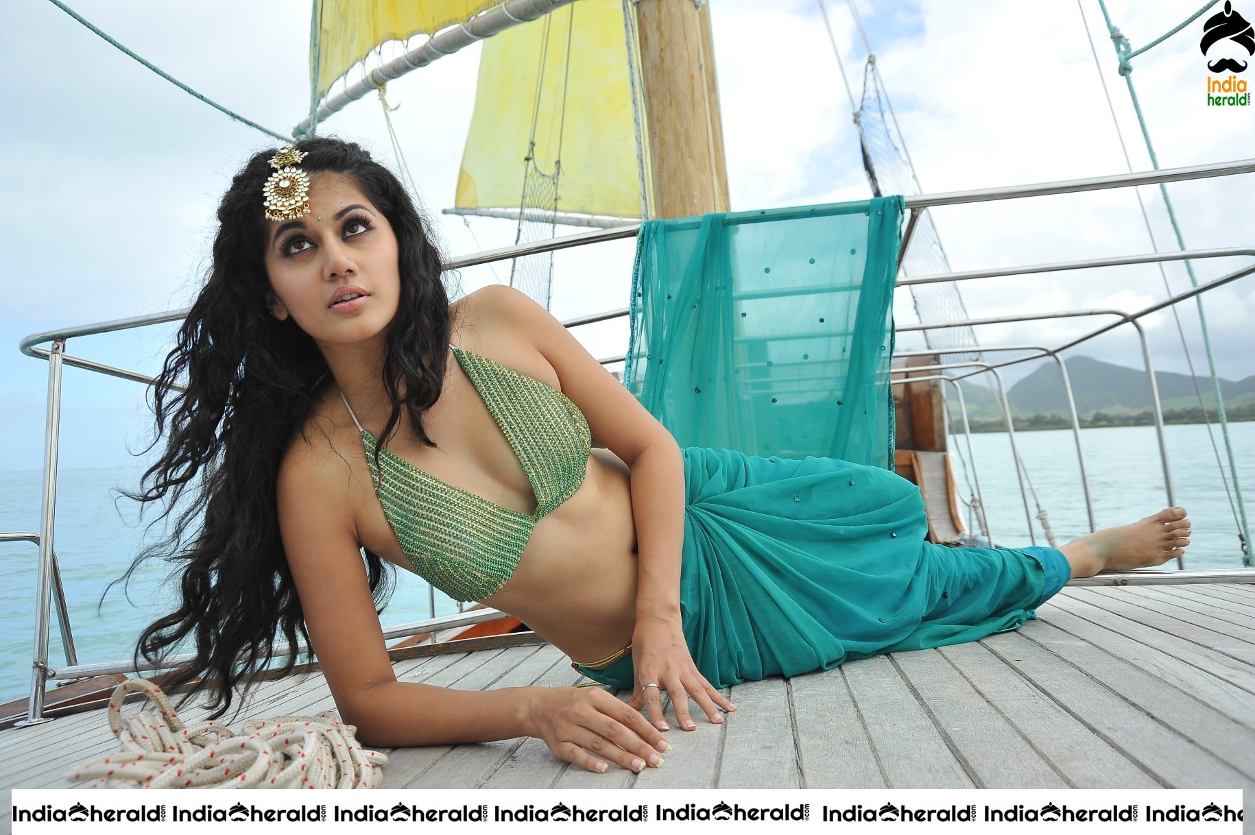 Taapsee Hot Photos exposing her White Belly and Navel Set 1