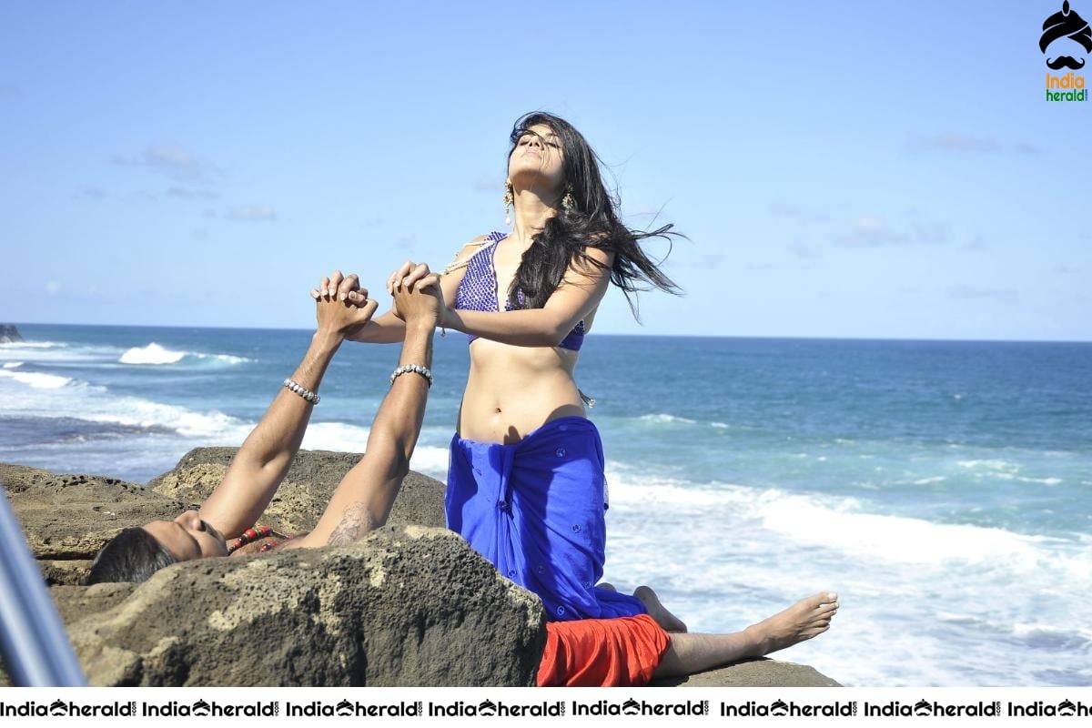 Taapsee Hot Photos flaunting her Milky White Assets and tempts our mood Set 3