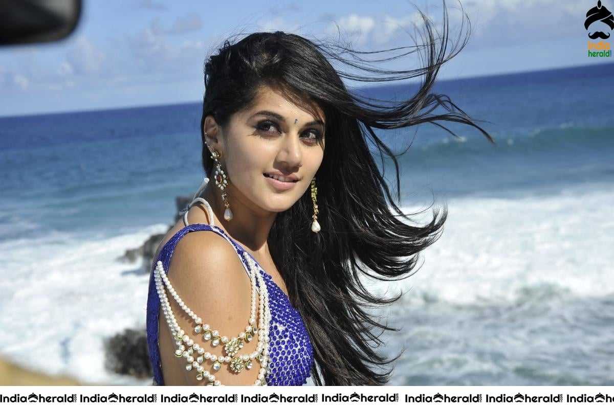 Taapsee Hot Photos flaunting her Milky White Assets and tempts our mood Set 3