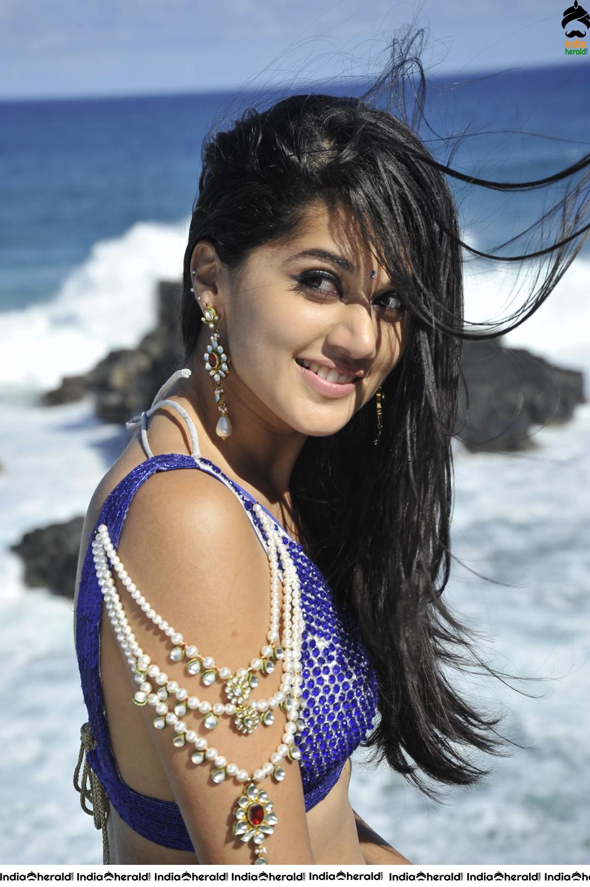 Taapsee Hot Photos flaunting her Milky White Assets and tempts our mood Set 3